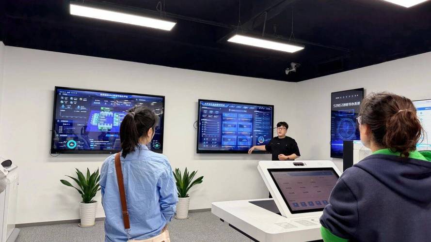 参观了解公司在人工智能公共服务领域的产品体系与技术研发情况,听取